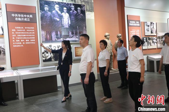 圖為西藏航空一行在臨沂市沂蒙革命紀念館開展主題教育活動?！〗?攝