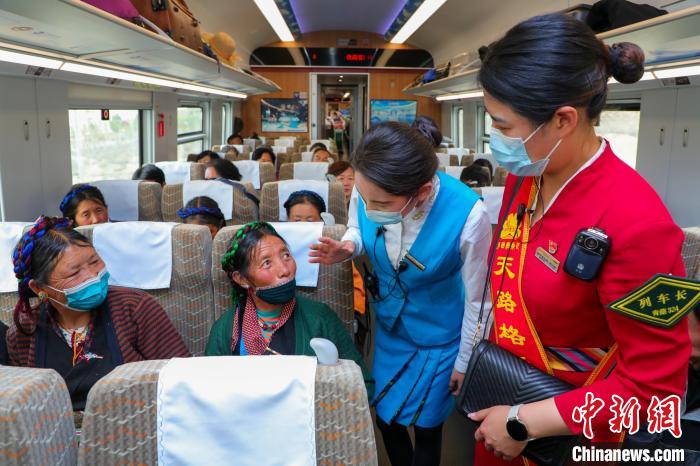 農(nóng)牧民乘坐高原復(fù)興號動(dòng)車組出行?！≈軔傁?攝