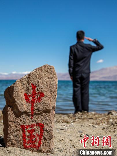 班公湖畔的“中國”標記?！↓埿▲P 攝