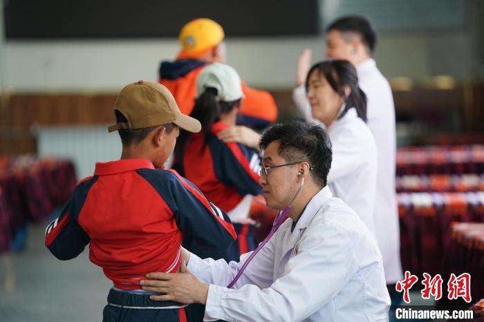 6月26日，西藏日喀則特校的孩子參加先心病篩查?！√K丹 攝