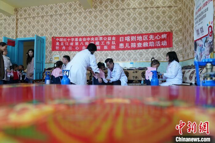 6月27日，西藏康馬縣雙語幼兒園的孩子參加先心病篩查。　蘇丹 攝