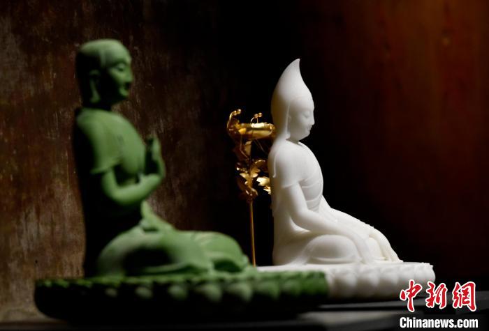 圖為展覽中圍繞西藏歷史與傳統(tǒng)創(chuàng)作的雕塑作品?！±盍?攝