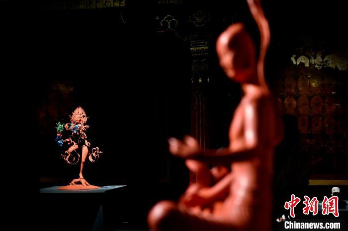 圖為展覽中圍繞西藏歷史與傳統(tǒng)創(chuàng)作的雕塑作品。　李林 攝
