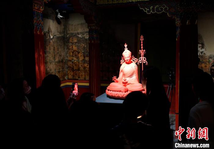 圖為觀眾正在欣賞展覽中的雕塑作品?！±盍?攝
