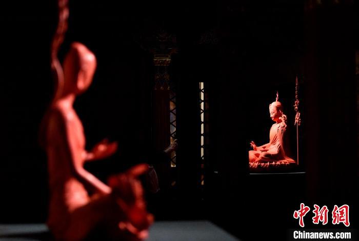 圖為展覽中圍繞西藏歷史與傳統(tǒng)創(chuàng)作的雕塑作品?！±盍?攝