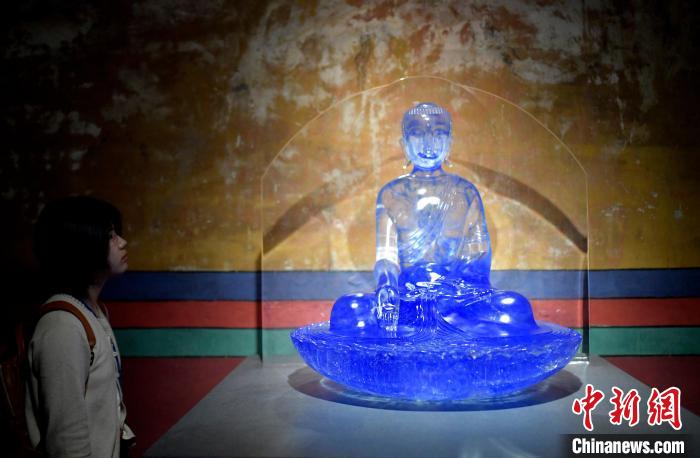 圖為觀眾正在欣賞展覽中的雕塑作品?！±盍?攝