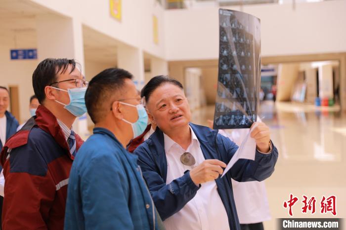 上海專家們采用“一對一”指導等方式，帶動日喀則市人民醫(yī)院科室、醫(yī)生業(yè)務水平的提升?！∩虾＝淮筢t(yī)學院供圖