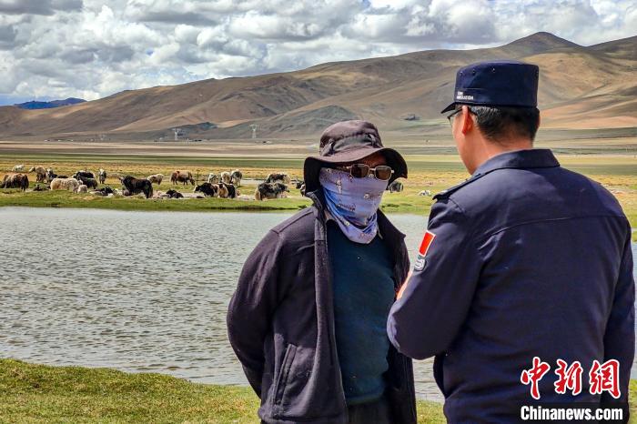 資料圖為民警何宗源在公珠湖了解牧民情況。　龍小鳳 攝