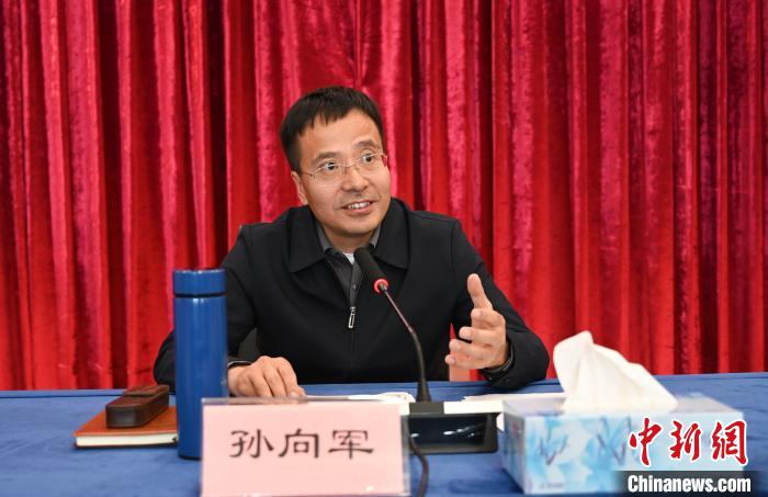 圖為西藏自治區(qū)黨委宣傳部副部長、自治區(qū)社科院黨組書記孫向軍主持活動?！≮w朗 攝