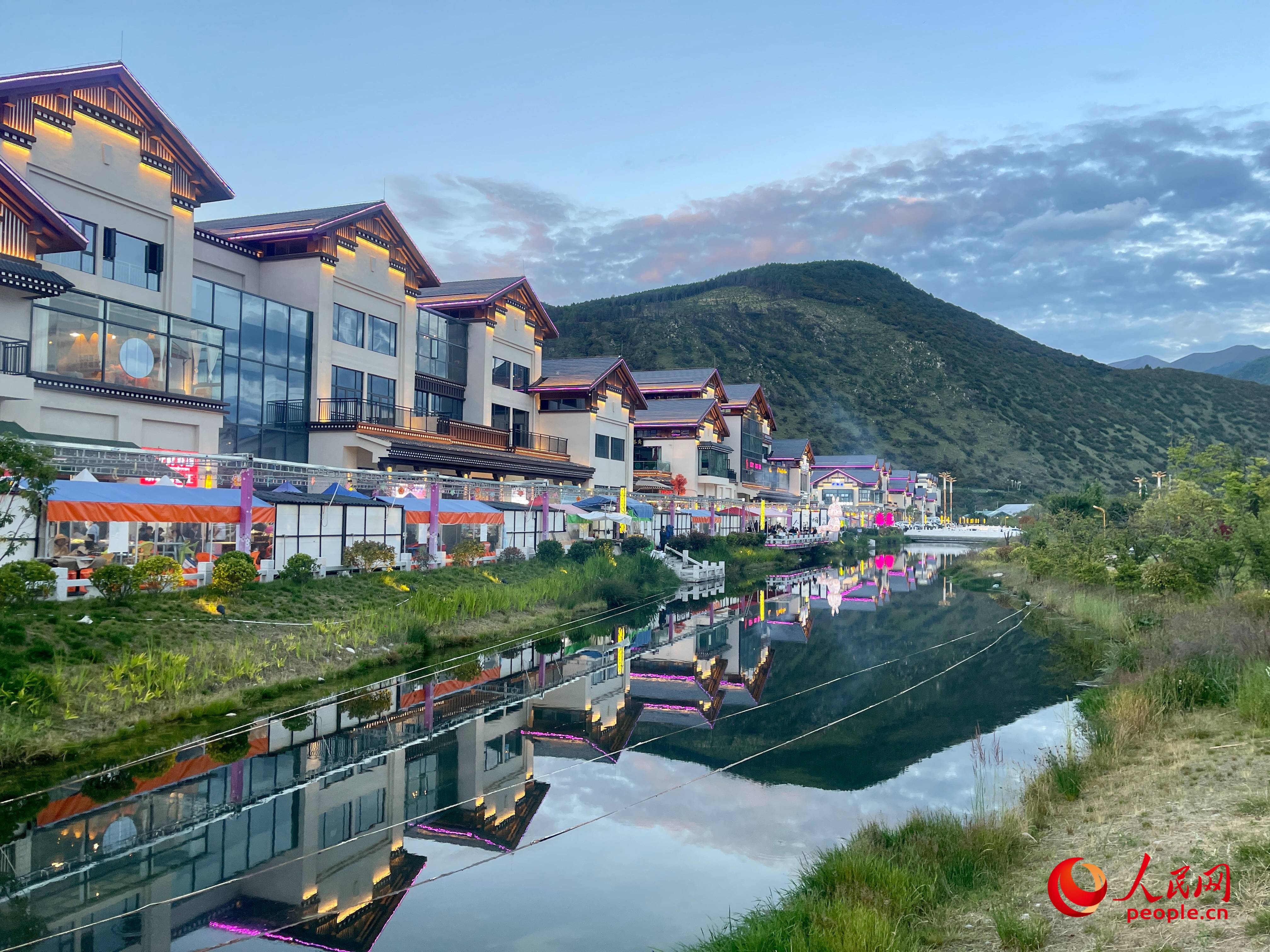 工布公園的一角，風(fēng)景秀麗。人民網(wǎng) 周靜圓攝
