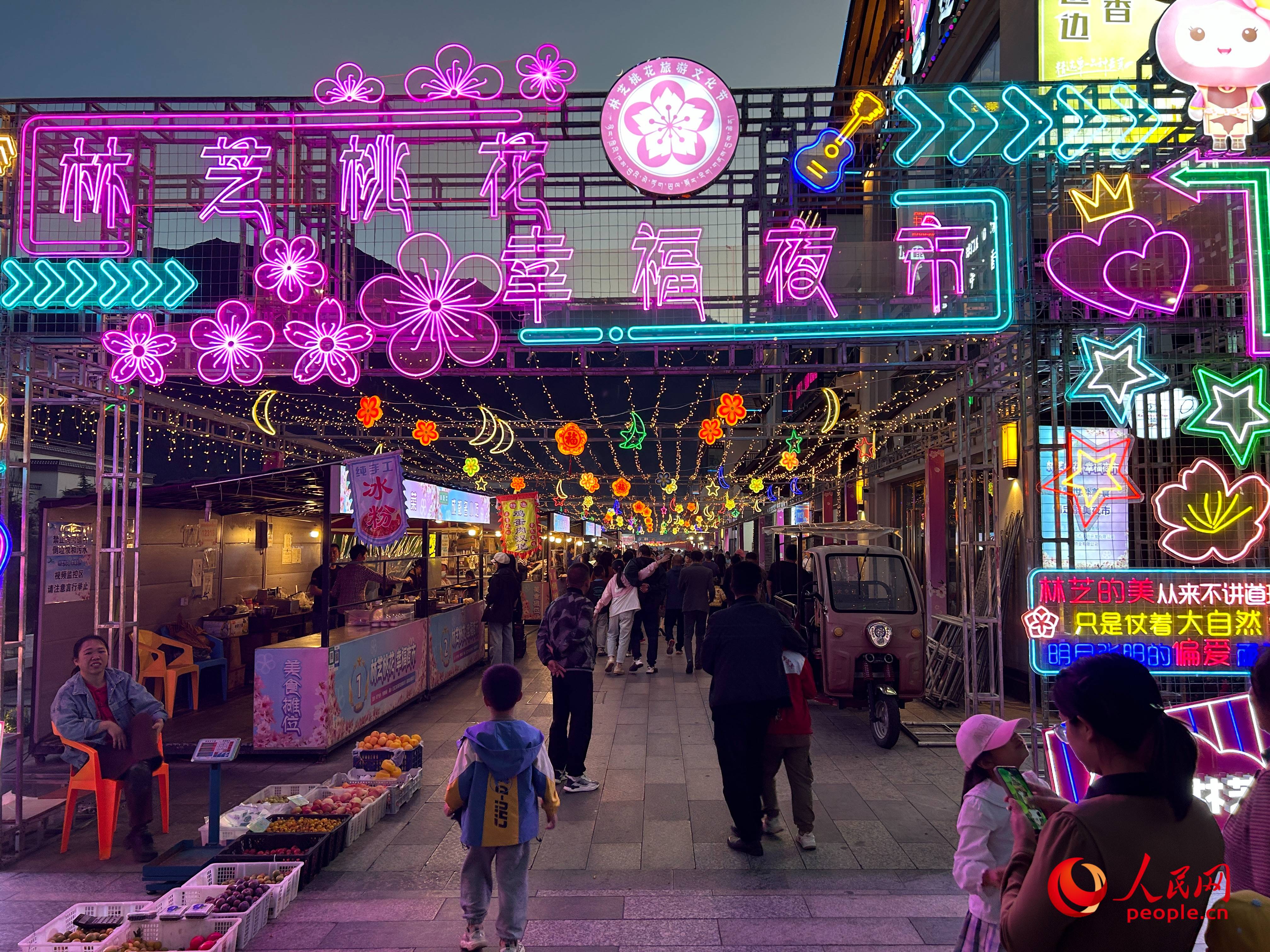 工布公園里的夜市，人來(lái)人往。人民網(wǎng) 周靜圓攝