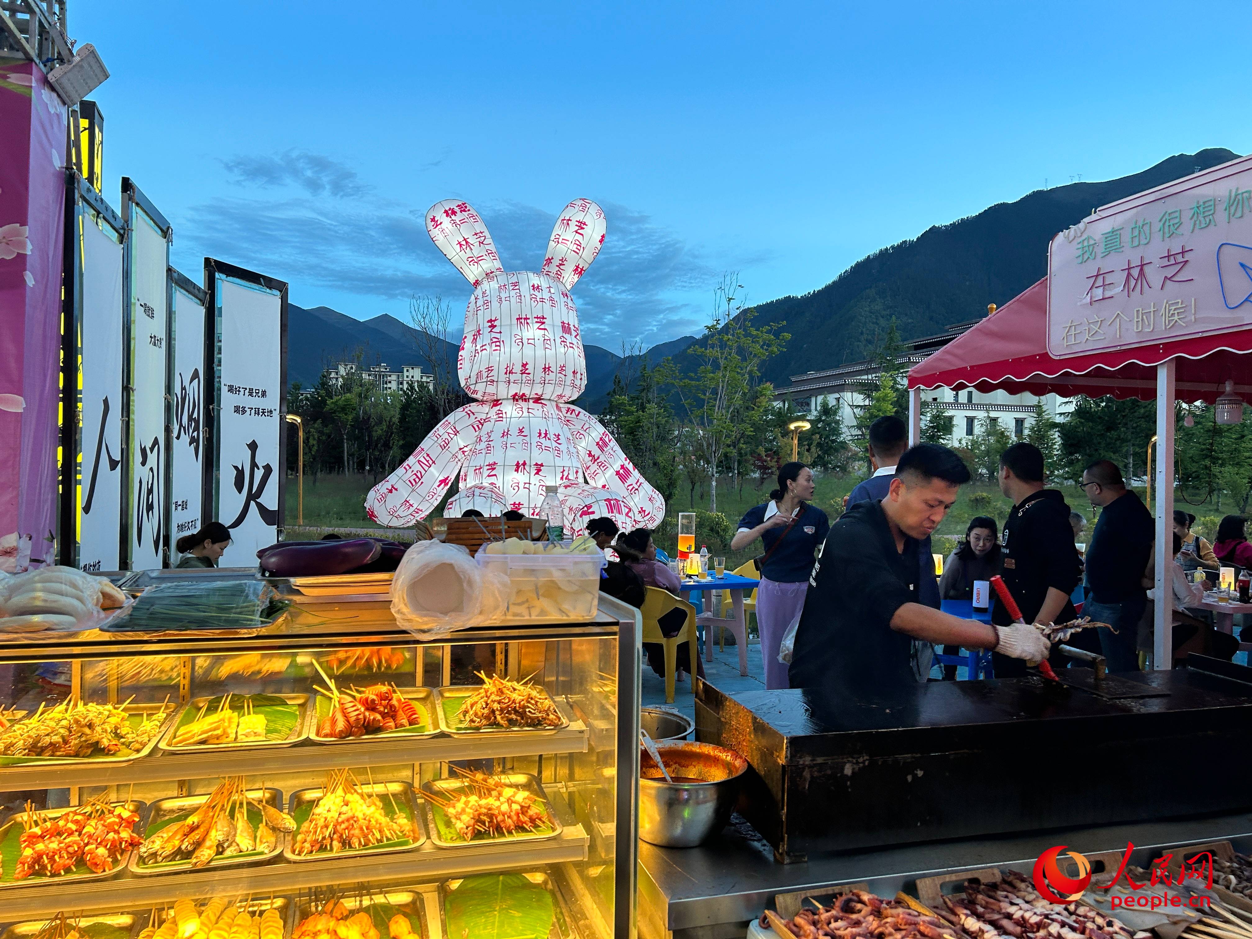 工布公園里的夜市，滿滿“煙火氣”。人民網(wǎng) 周靜圓攝