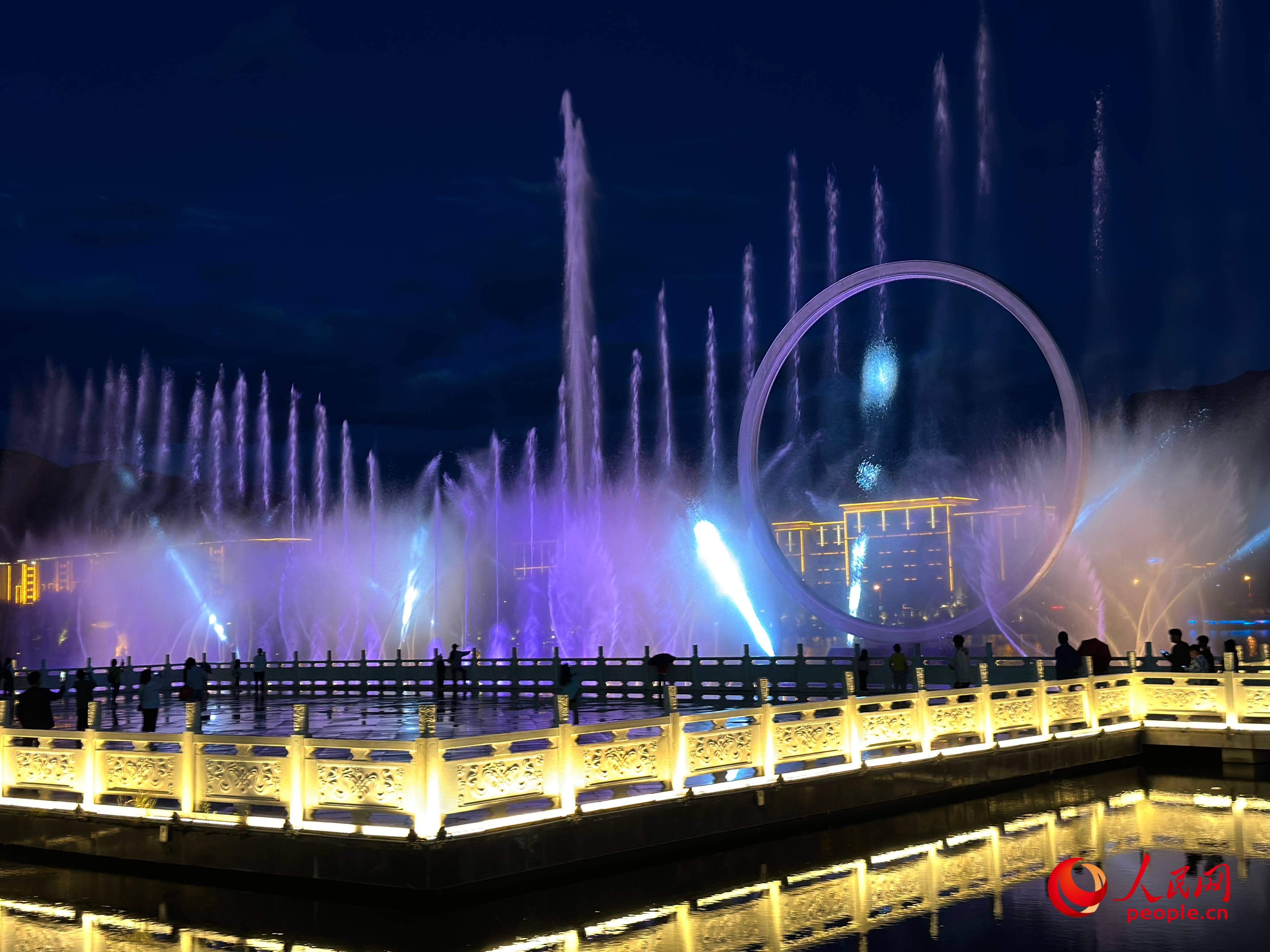 工布公園的音樂(lè)水秀噴泉，吸引市民和游客前來(lái)拍照打卡。人民網(wǎng) 周靜圓攝