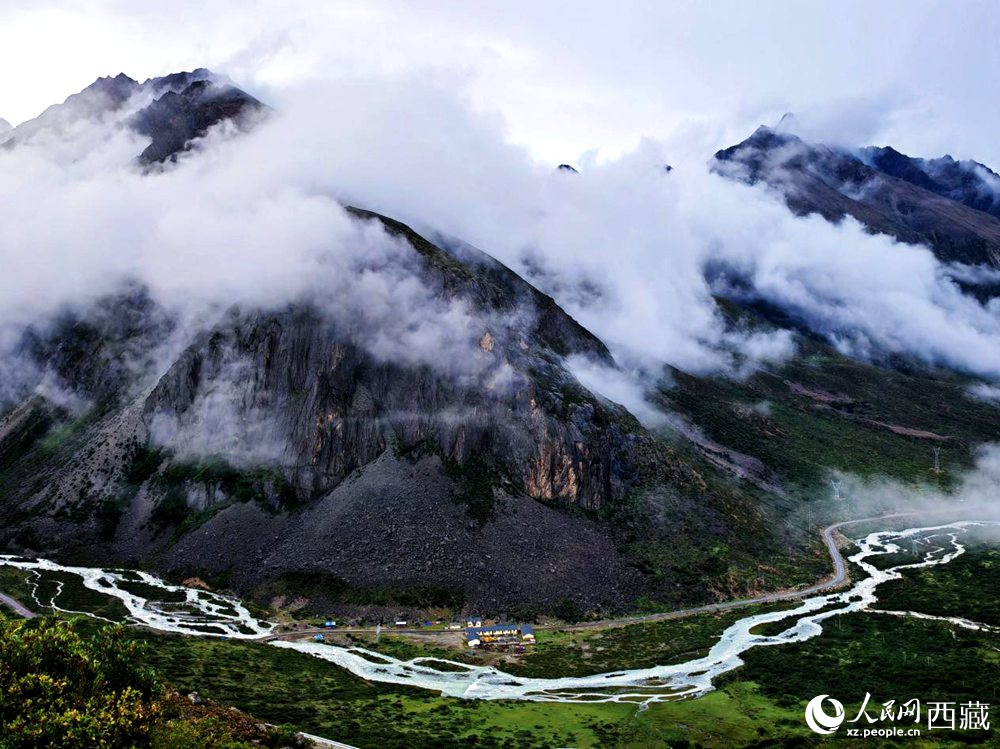 河流蜿蜒于青山間。人民網(wǎng) 李海霞攝