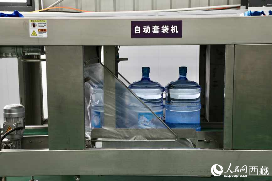 “色達(dá)牙泉”礦泉水（桶裝水）生產(chǎn)加工基地。人民網(wǎng)記者 次仁羅布攝