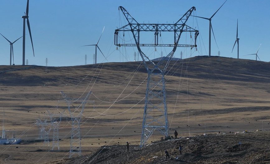 那曲市色尼區(qū)國(guó)能100兆瓦風(fēng)電11千伏送電工程現(xiàn)場(chǎng)。拉巴平措攝