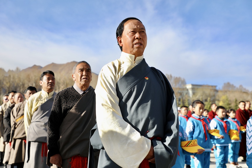 “升國旗、唱國歌”儀式現(xiàn)場。