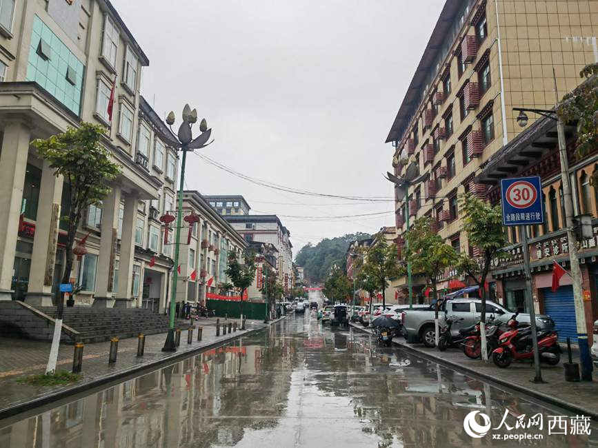 如今的墨脫縣城一應俱全。人民網(wǎng) 李海霞攝