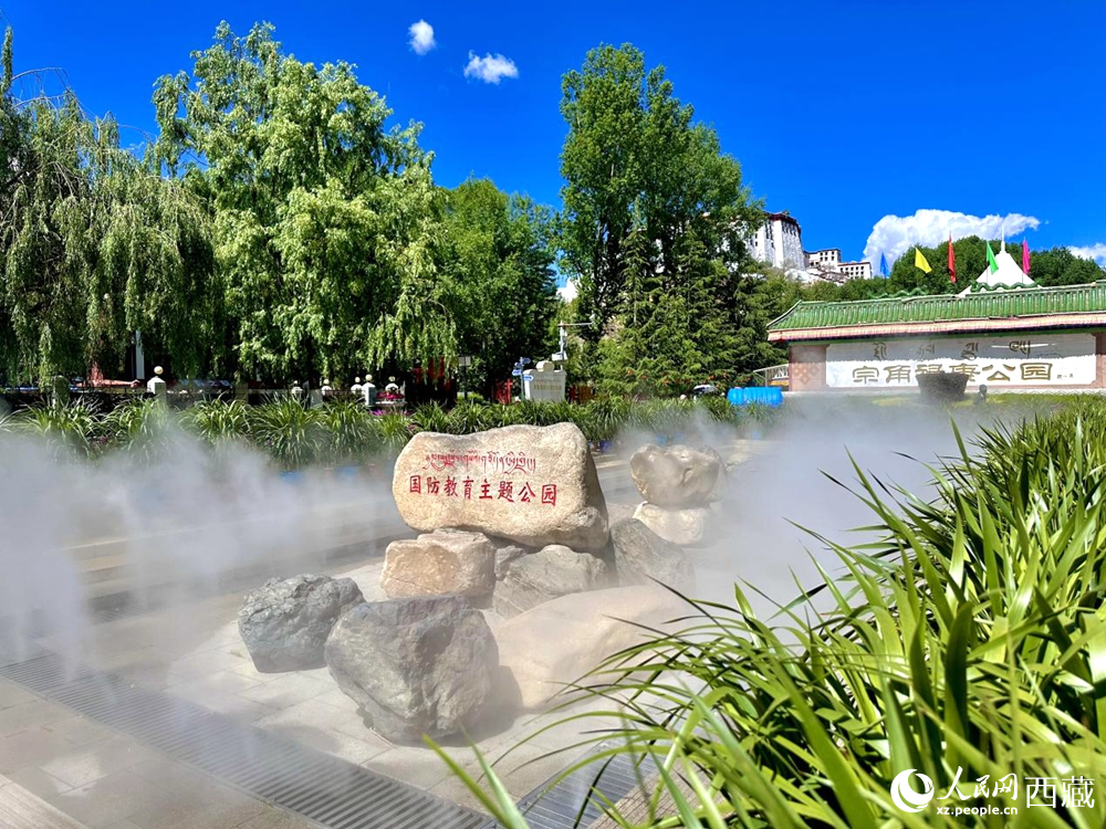布達(dá)拉宮腳下的宗角祿康公園。