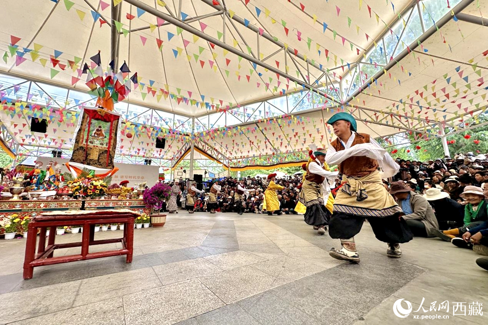 拉薩市宗角祿康公園舉行傳統(tǒng)藏戲劇目展演。