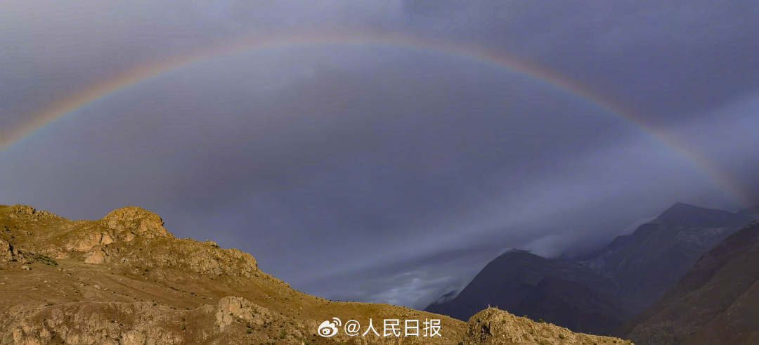 接好運(yùn)！青藏高原現(xiàn)巨大彩虹橋