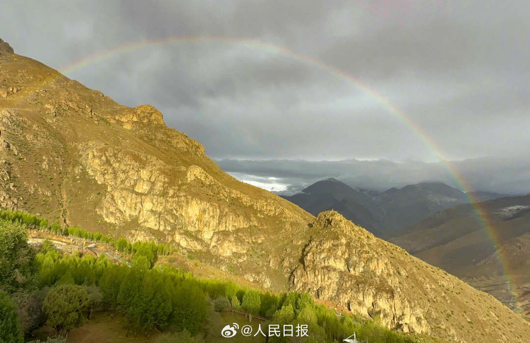 接好運(yùn)！青藏高原現(xiàn)巨大彩虹橋