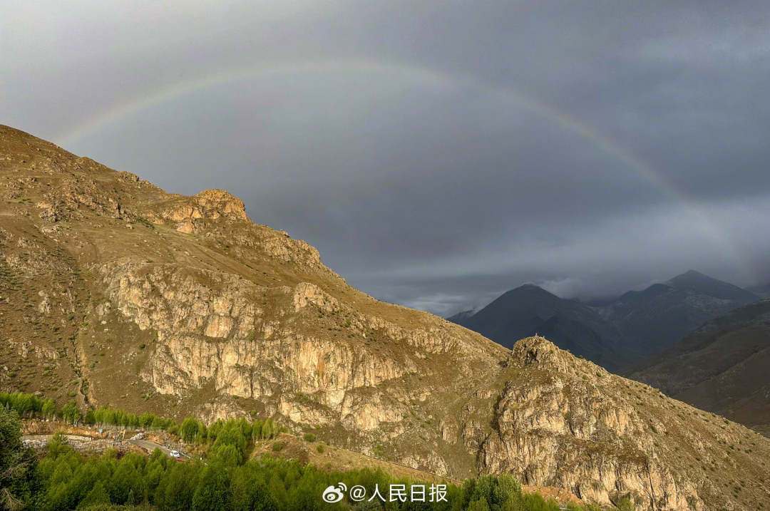 接好運(yùn)！青藏高原現(xiàn)巨大彩虹橋