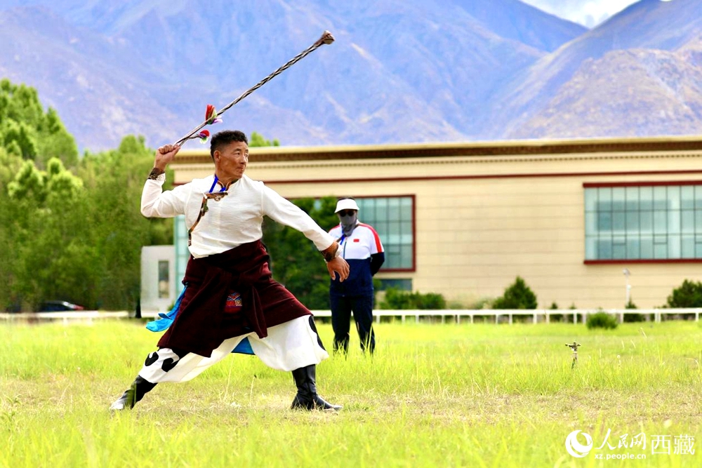 參賽選手在拉薩首屆農(nóng)牧民運(yùn)動(dòng)會(huì)上進(jìn)行“古朵”比賽（“古朵”指的是用牦牛毛或者山羊毛編織成的拋石繩，可以將石頭投擲到較遠(yuǎn)的地方，是牧民們用來(lái)放牧的工具）。