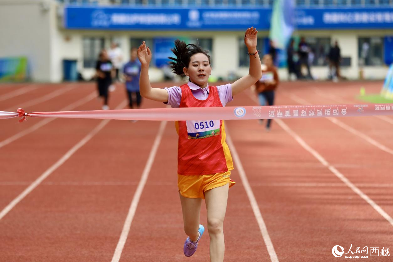 女子400米競(jìng)速賽實(shí)況。