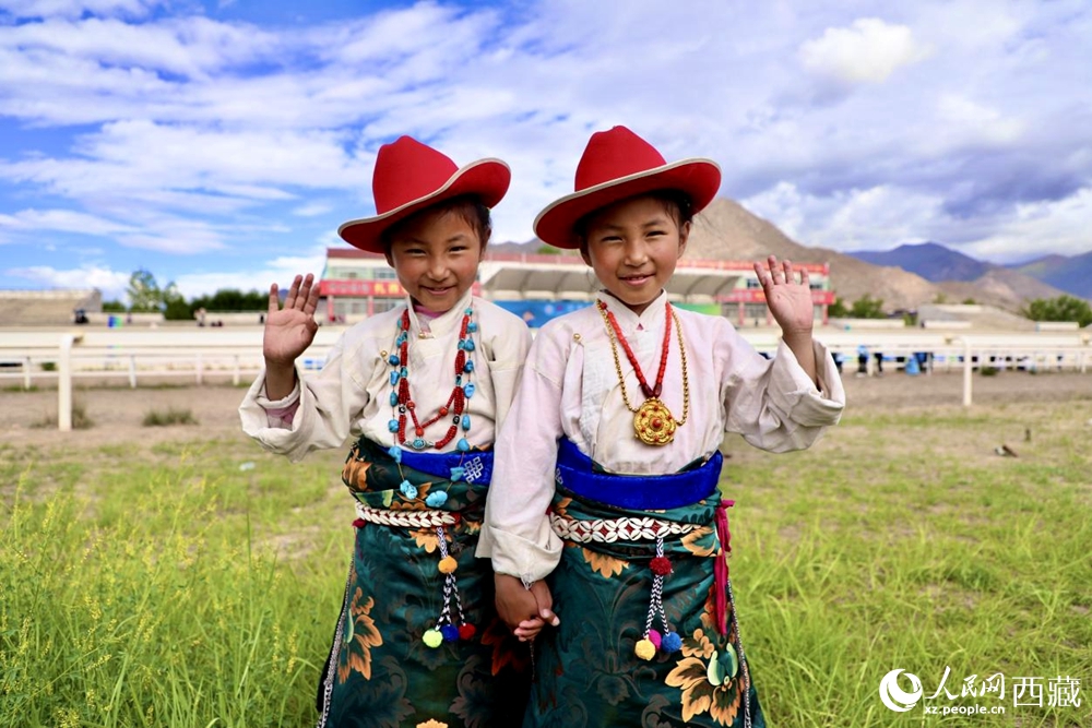 比賽現(xiàn)場(chǎng)外身著民族服飾的藏族小女孩兒。