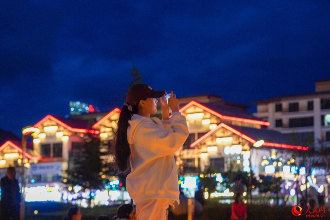 居民在西藏林芝市民族團結廣場上拍照。人民網(wǎng)記者 趙晨攝