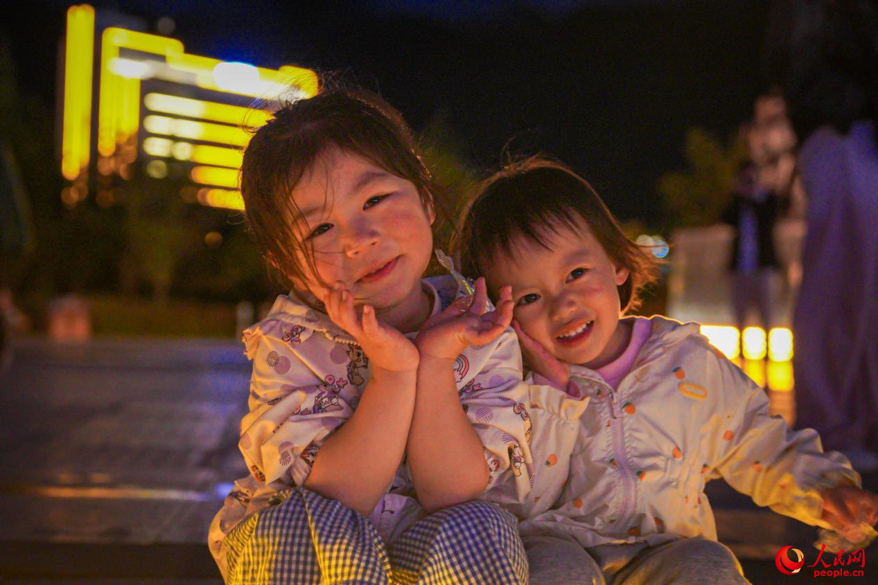 西藏林芝市民族團結廣場上的兒童。人民網(wǎng)記者 趙晨攝