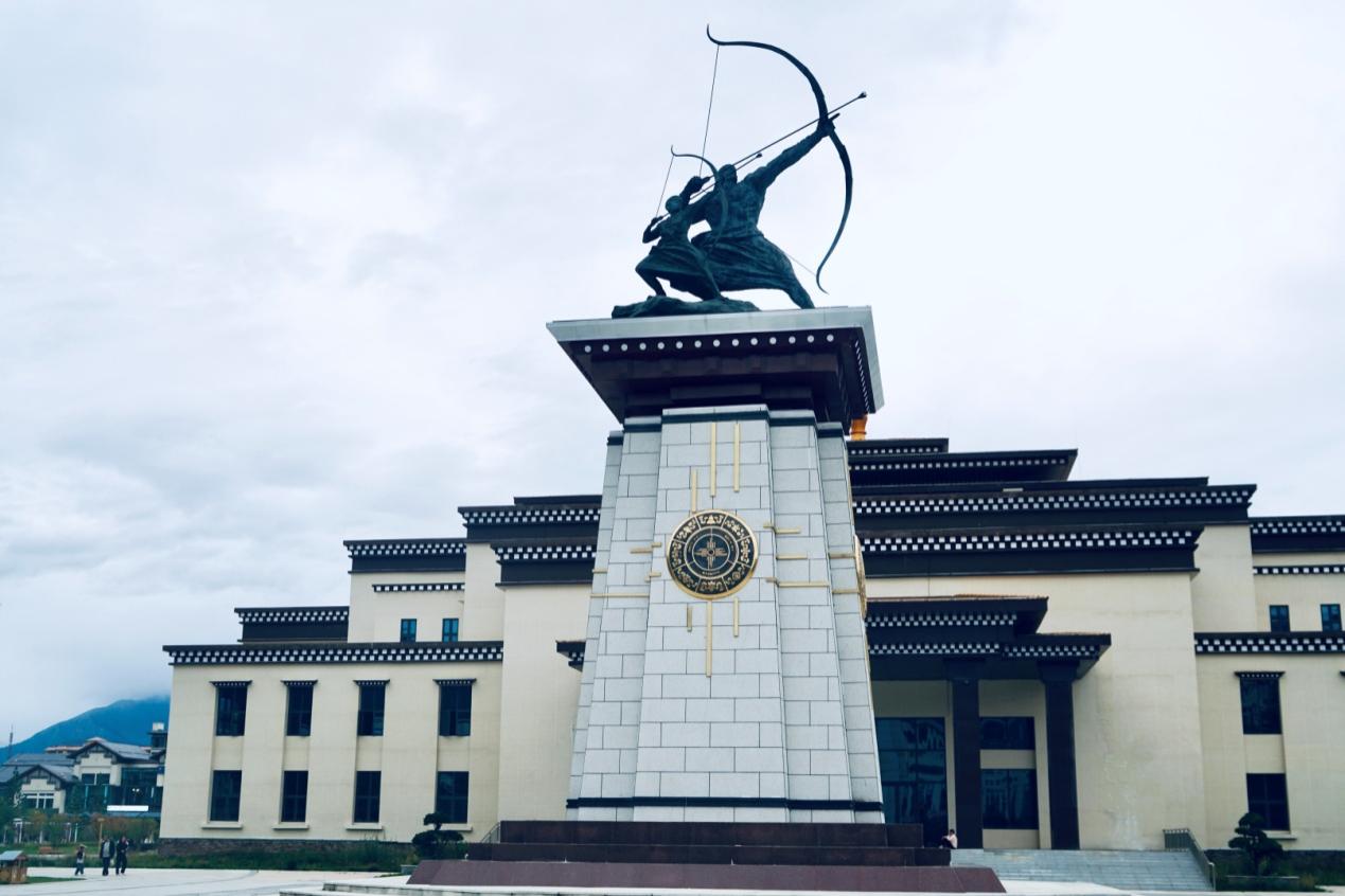 工布公園里的城市地標(biāo)雕塑——畢秀之子。人民網(wǎng)記者 益西康珠攝