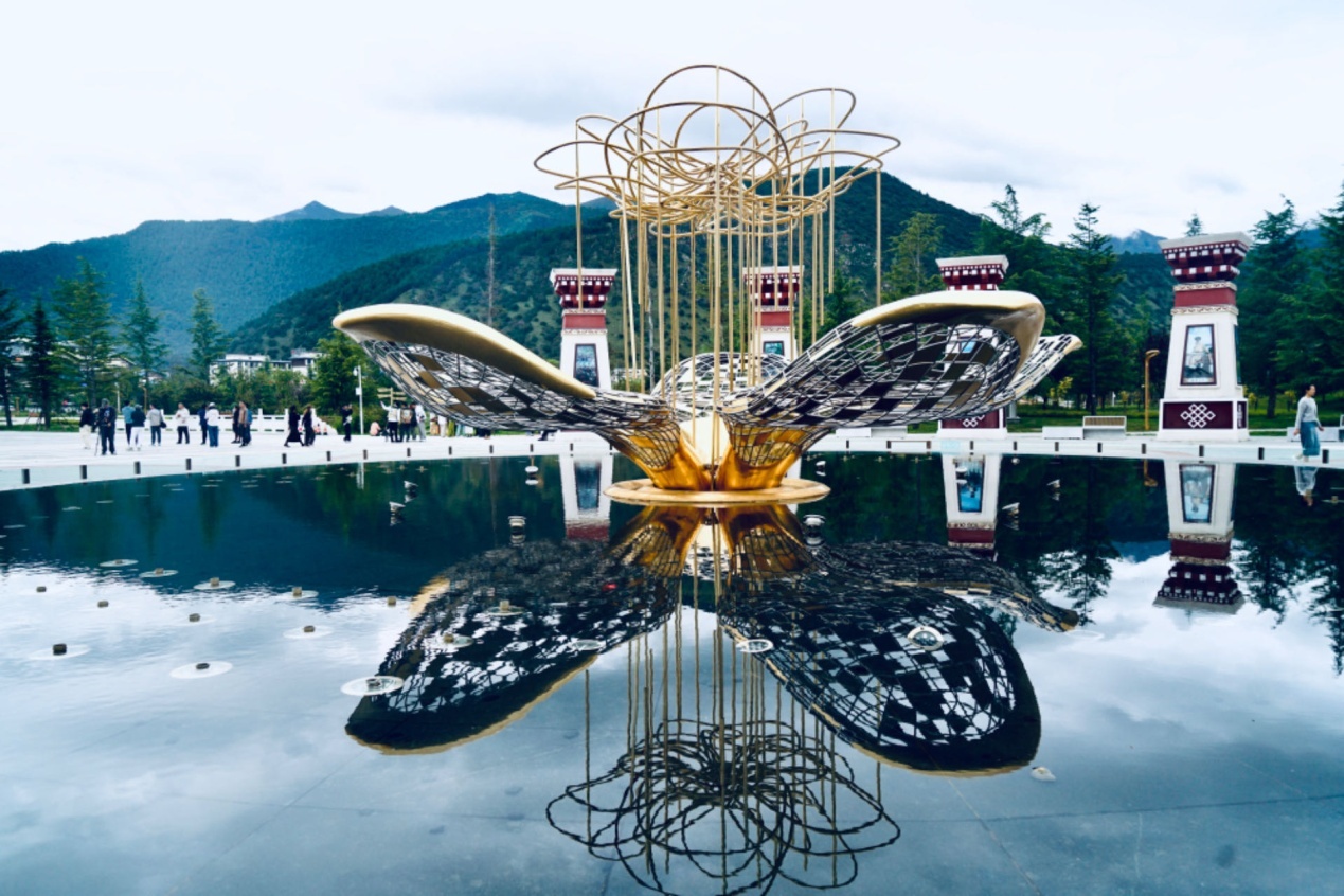 工布公園里的桃花主題雕塑——萬樹桃花。人民網(wǎng)記者 益西康珠攝