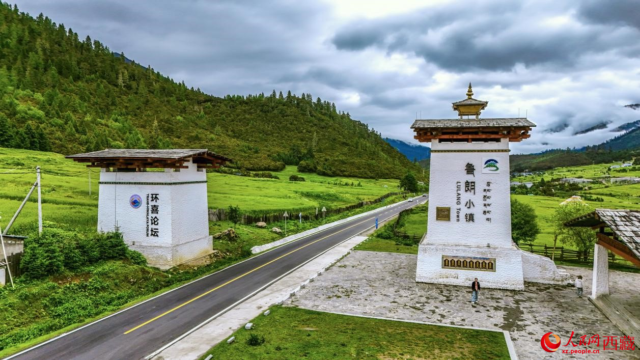 圖為魯朗小鎮(zhèn)一角。人民網(wǎng)記者 次仁羅布攝