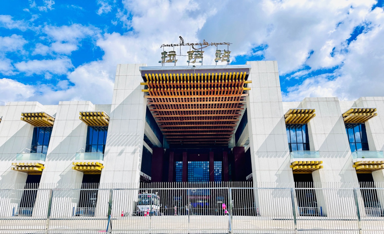 拉薩火車站。人民網(wǎng)記者 益西康珠攝