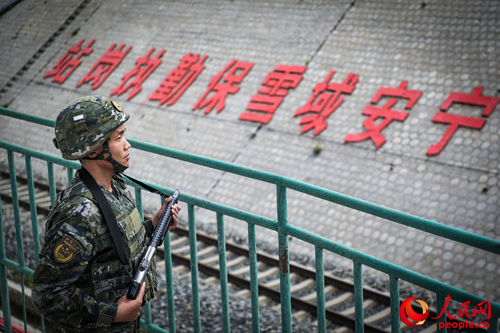 武警西藏總隊拉薩支隊執(zhí)勤八大隊官兵在鐵路旁執(zhí)勤。支翔宇 攝