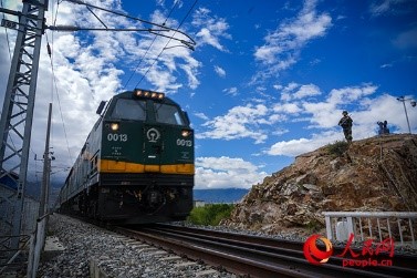 武警西藏總隊拉薩支隊執(zhí)勤八大隊官兵向駛過的火車行舉槍禮。張磊 攝