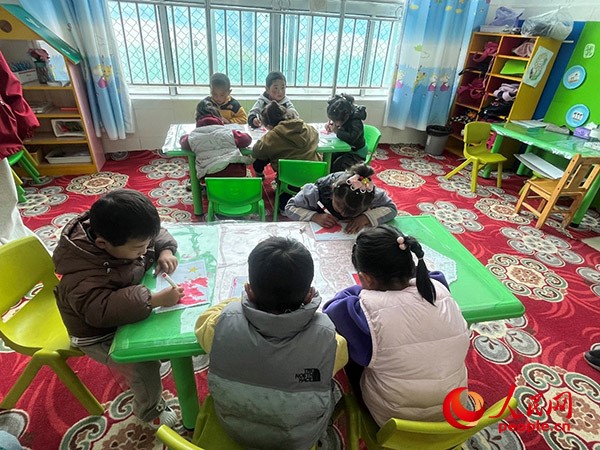 拉多村一所現代化幼兒園小班孩子們正在繪畫。張敏穎 攝