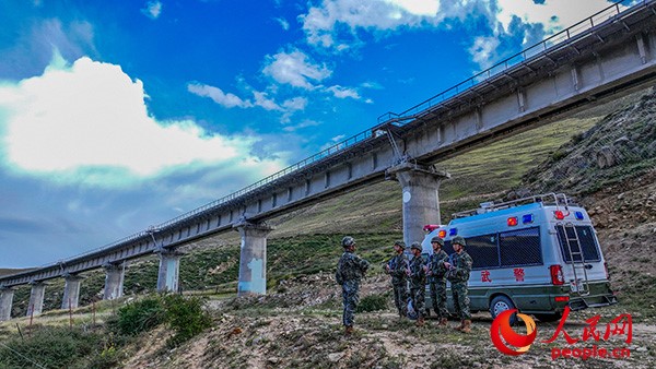 武警西藏總隊拉薩支隊執(zhí)勤八大隊官兵進行護路演練以應對突發(fā)情況。張磊 攝