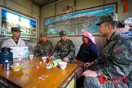 武警西藏總隊拉薩支隊執(zhí)勤八大隊官兵慰問藏族老人。何騰海 攝