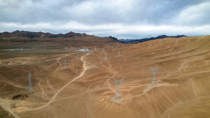 阿里地區(qū)首套電網側帶超容構網型SVG工程全景。趙清鵬攝