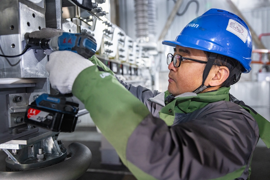 阿里地區(qū)首套電網側帶超容構網型SVG工程現(xiàn)場工作人員正在進行投運前螺栓緊固工作。趙清鵬攝