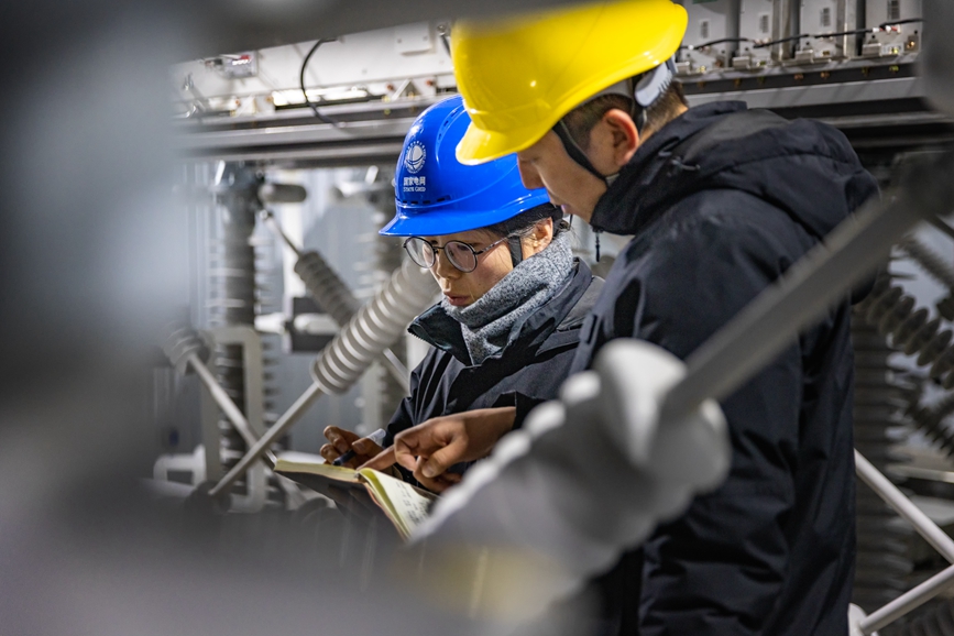 阿里地區(qū)首套電網側帶超容構網型SVG工程現(xiàn)場工作人員正在進行投運前設備位置檢查。趙清鵬攝