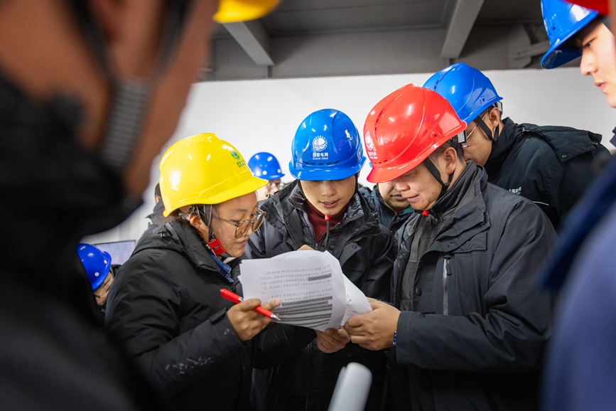阿里地區(qū)首套電網側帶超容構網型SVG工程現(xiàn)場運維人員正在進行投運操作。趙清鵬攝