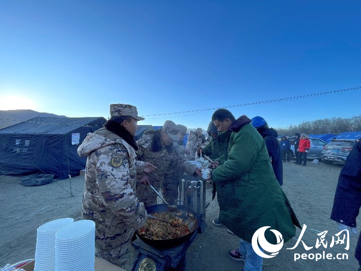 子弟兵為受災(zāi)群眾分發(fā)早餐。人民網(wǎng)記者 郝潔攝