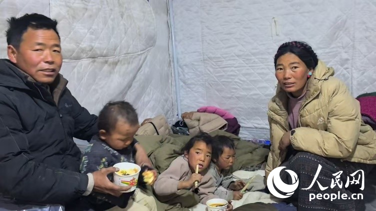森嘎村村民扎西一家五口。人民網(wǎng)記者 吳雨仁攝