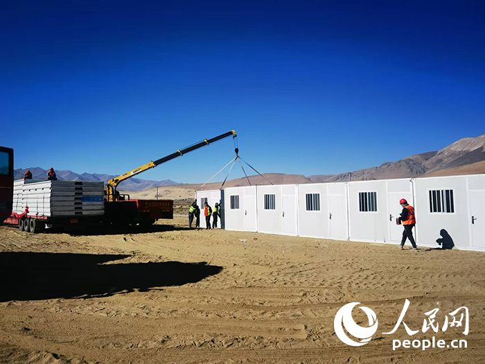 1月9日，在日喀則市定日縣長所鄉(xiāng)森嘎村安置點，工作人員抓緊搭建移動板房，確保受災群眾溫暖過冬。人民網記者 吳雨仁攝