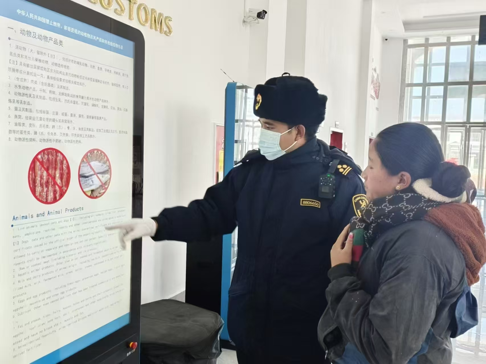 海關關員對入境邊民進行禁止攜帶、郵寄進境動植物及其產(chǎn)品解讀。次旺久美攝