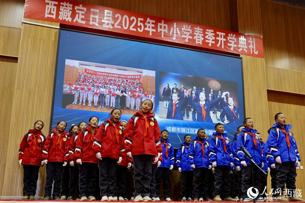 定日縣中小學(xué)生代表與北京市八一學(xué)校、成都市錦江區(qū)嘉祥外國(guó)語(yǔ)學(xué)校的師生一同唱響《把未來(lái)點(diǎn)亮》，迎來(lái)開(kāi)學(xué)第一課。人民日?qǐng)?bào)記者 鮮敢攝